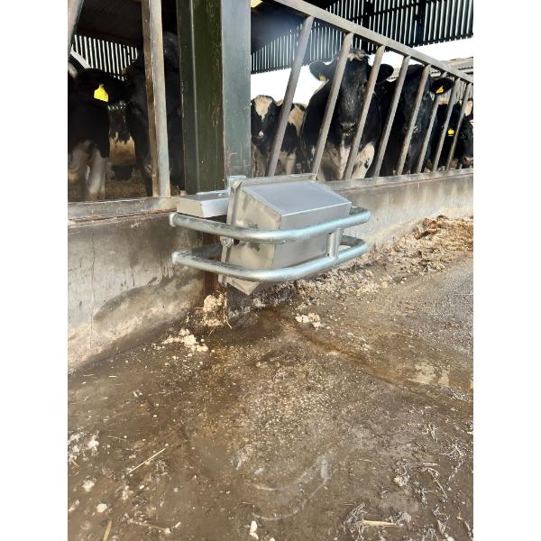 Buffalo Stainless Steel Tip Over Drinker With Release Handle Tipping Bowl