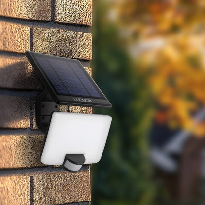 Luceco Solar Floodlight 11 Watt 1500 Lumens  With PIR And Detachable Solar Panel 4000k